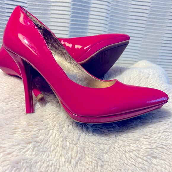Hot pink patent leather BCBG stilleto heels. - Picture 3 of 4